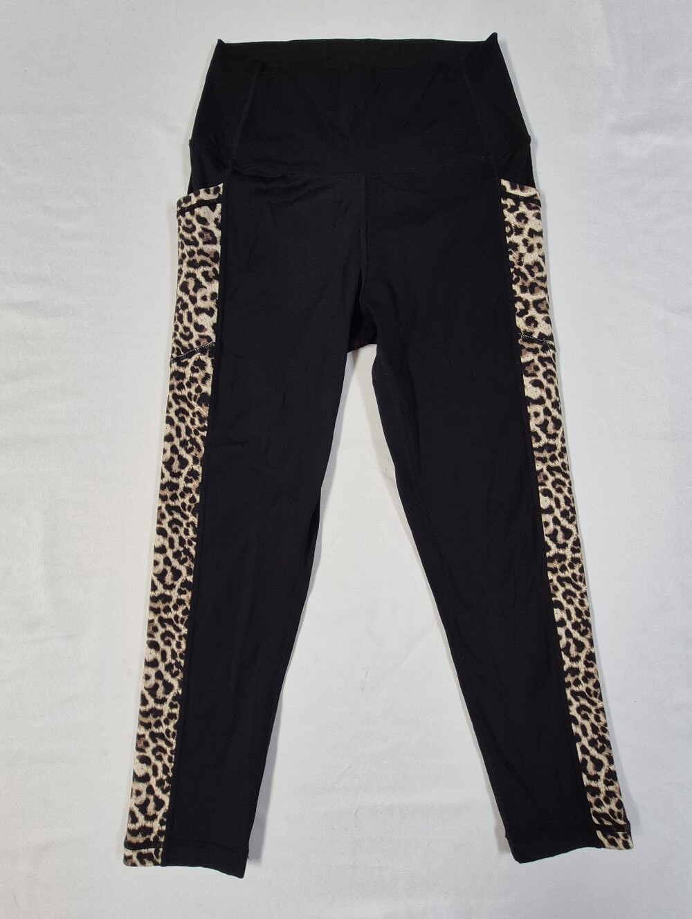 Zyia Active Athletic Leopard Print Side Seam Pocket Capri Leggings Size 4
